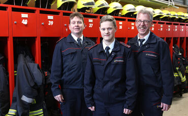 Kommandant Michael Hurlebaus, sein neuer Stellvertreter Felix Kunzi und der scheidende stellvertretende Kommandant der Urbacher