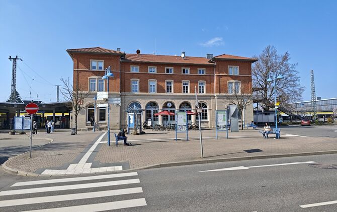 Der Platz vor dem Bahnhofsgebäude wird nächstes Jahr mit sieben zusätzlichen Bäumen begrünt.