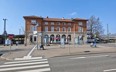 Der Platz vor dem Bahnhofsgebäude wird nächstes Jahr mit sieben zusätzlichen Bäumen begrünt.