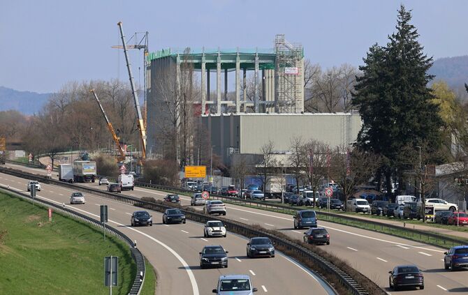 Baustelle der Mega-Halle von Pfisterer an der B29.