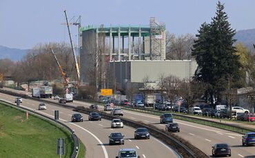 Baustelle der Mega-Halle von Pfisterer an der B29.