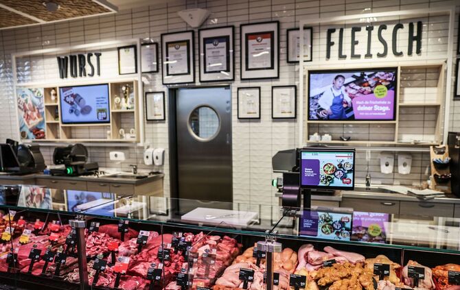 Fleischtheke im Supermarkt