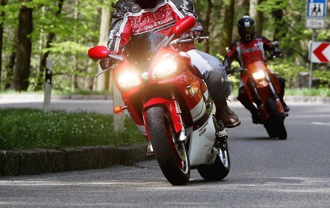 Ein Motorradfahrer war mit 118 km/h statt der erlaubten 70 km/h unterwegs (Symbolfoto).