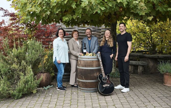 Am Tag der offenen Tür können Besucher und Besucherinnen bei Livemusik einmal hinter die Kulissen des Weinguts Ellwanger schauen