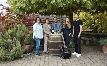Am Tag der offenen Tür können Besucher und Besucherinnen bei Livemusik einmal hinter die Kulissen des Weinguts Ellwanger schauen