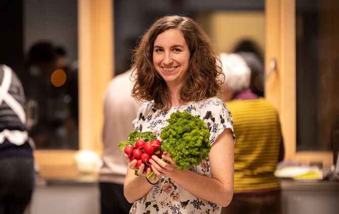 Sabine Meurer, Bildungsreferentin der Energieagentur Rems-Murr, präsentiert regionales Gemüse beim Informationsabend "Essen für
