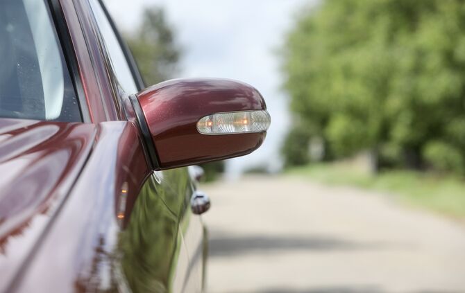 Der 18-Jährige wurde bei dem Zusammenstoß mit dem Auto schwer verletzt (Symbolfoto).