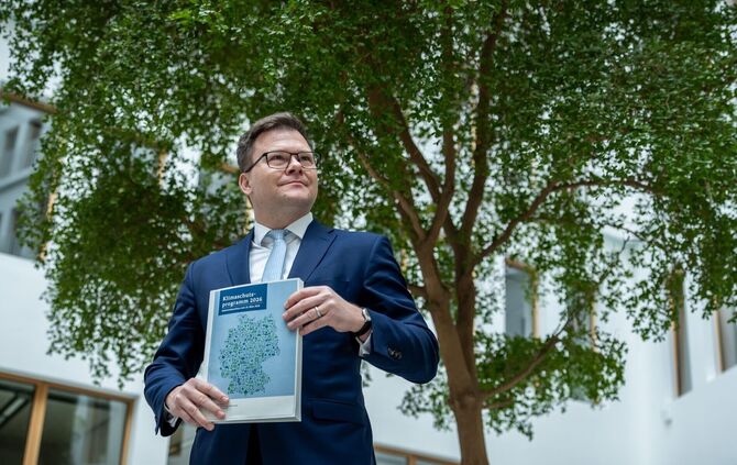Umweltminister Carsten Schneider (SPD) sieht das neue Klimaschutzprogramm als Fortschritt - steckt aber auch reichlich Kritik da