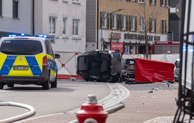 Lastwagen erfasst Mutter und Kind - beide tot