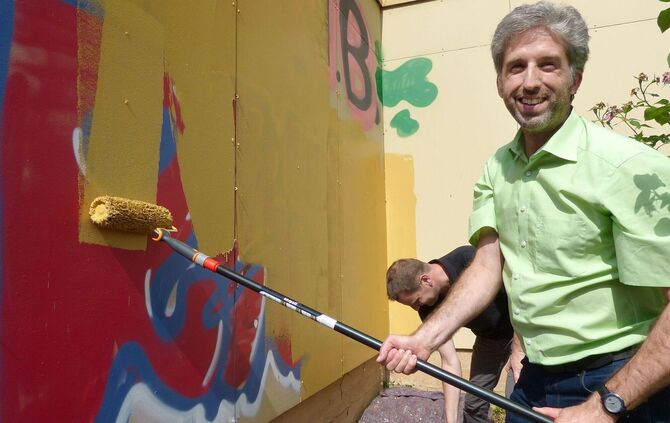 Boris Palmer übermalt Graffiti in Tübingen
