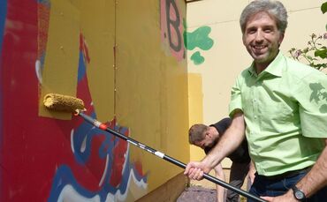 Boris Palmer übermalt Graffiti in Tübingen