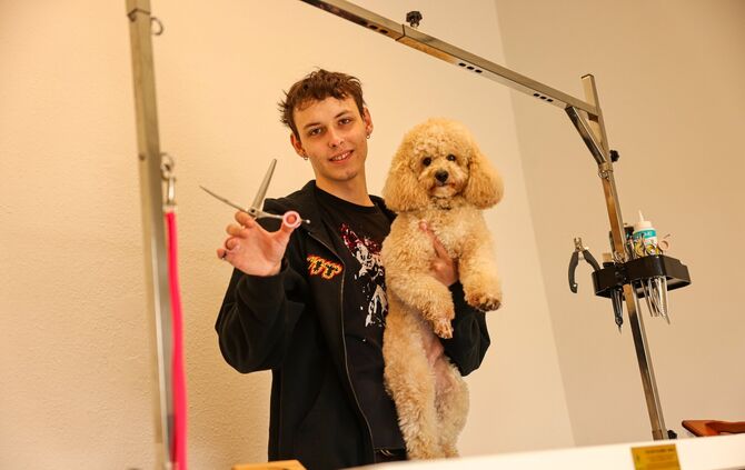 Ein Herz und eine Seele: "Groomer" Daniel und Zwergpudel Teo im neuen Hundesalon an der Winnender Ortsdurchfahrt.