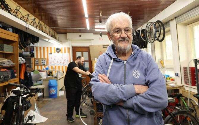 Theo Wember in der Fahrradwerkstatt Winterbach (im Hintergrund Mitstreiter Pasquale Raia).