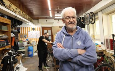 Theo Wember in der Fahrradwerkstatt Winterbach (im Hintergrund Mitstreiter Pasquale Raia).