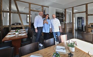 Angelo Sapia, seine Frau Teresa und Geschäftspartner und Koch Salvatore Angelo (von links) im Gastraum der neuen Trattoria.