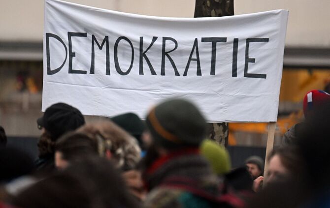 Laut einer Untersuchung unter 137 Staaten - Deutschland ist nicht darunter - gerät die Demokratie weltweit zunehmend unter Druck