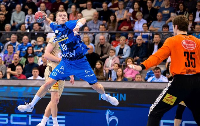 Marco Mengon, hier gegen den Hannoveraner Torhüter Joel Birlehm, wird dem TVB lange fehlen.