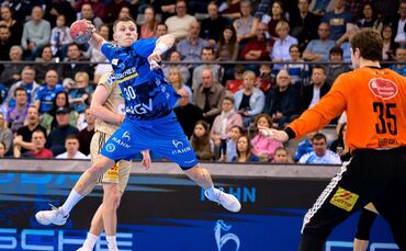 Marco Mengon, hier gegen den Hannoveraner Torhüter Joel Birlehm, wird dem TVB lange fehlen.