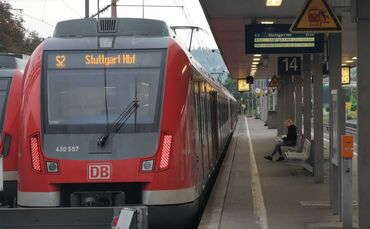 In einer S-Bahn der Linie S2 ist eine 17-Jährige sexuell belästigt worden (Symbolfoto).
