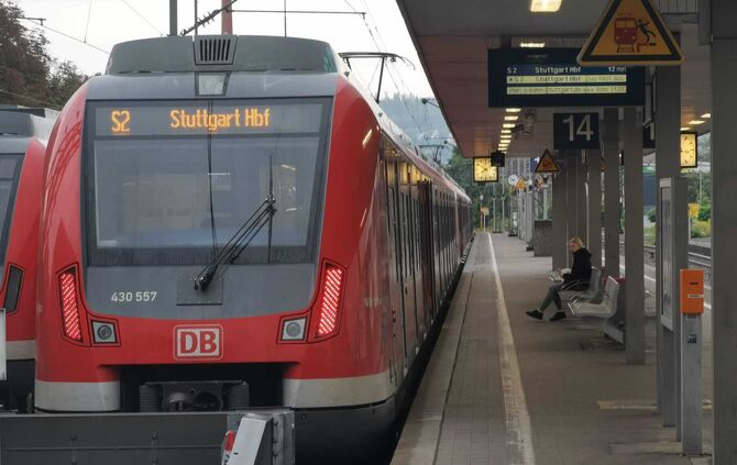 In einer S-Bahn der Linie S2 ist eine 17-Jährige sexuell belästigt worden (Symbolfoto).