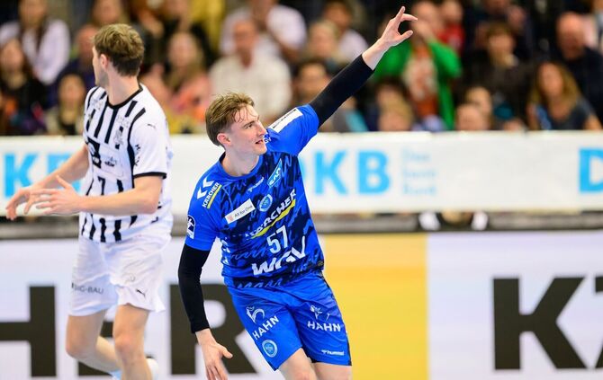 Jakob Nigg, hier im Spiel gegen den THW Kiel, bleibt dem TVB bis 2029 erhalten.