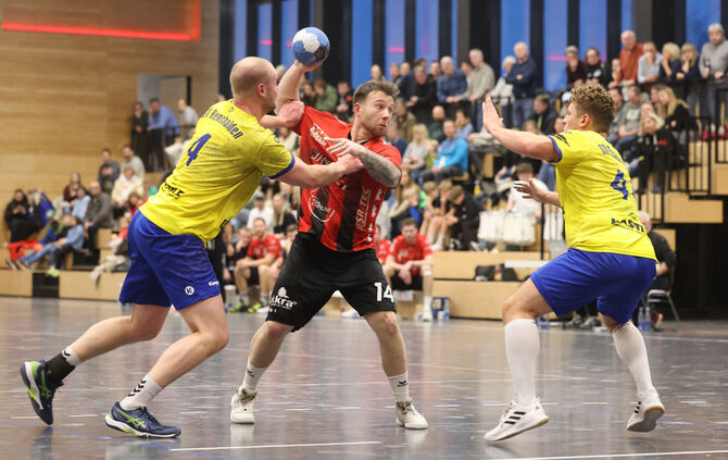 Dennis Kaumann (mit Ball) und der TSV Alfdorf/Lorch/Waldhausen können in Oeffingen den entscheidenden Schritt zum Aufstieg gehen