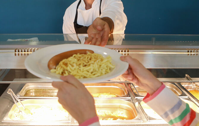 Ab 1. April 2026 wird das Mensa-Essen für Winnender Schüler teurer und kostet dann 5,50 Euro pro Mahlzeit (Symbolfoto, Archiv).