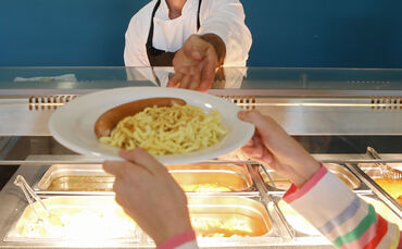 Ab 1. April 2026 wird das Mensa-Essen für Winnender Schüler teurer und kostet dann 5,50 Euro pro Mahlzeit (Symbolfoto, Archiv).