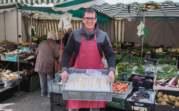 Johannes Nieß verkauft Spargel auf dem Wochenmarkt in Schorndorf.