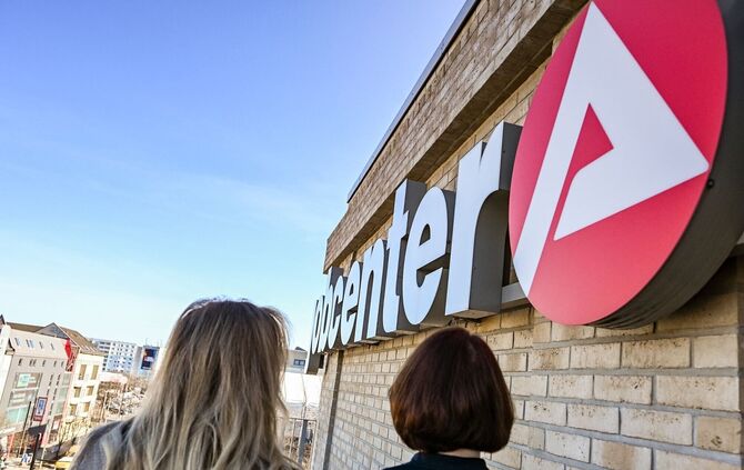 Das Arbeitskräfteangebot in Deutschland wird bis 2045 nur leicht sinken, sagt eine neue Hochrechnung von Experten. (Symbolbild)