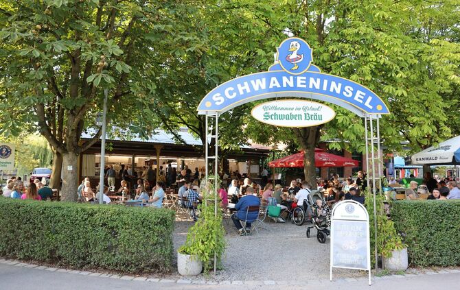 Die Biergarten-Saison 2026: Der Schwaneninsel-Biergarten hat dieses Jahr auch wieder etwas Neues auf der Karte (Archivfoto).