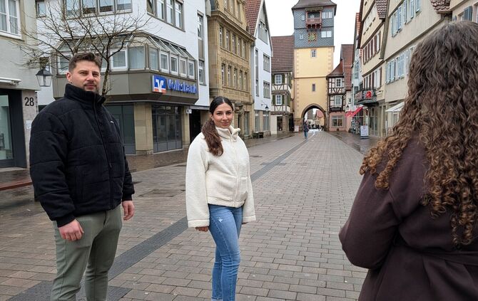 Jugendschutzkontrollen in der Innenstadt: Moritz Hehr (34), Ceren Cicek (29) von der Winnender Polizei sind in Zivil unterwegs m