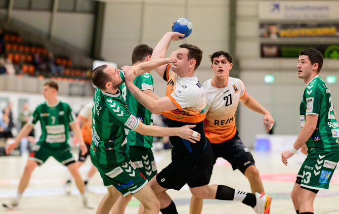 David Schröder (mit Ball) und Martin Lübke (dahinter) haben mit dem VfL Waiblingen sechs Spiele in Folge verloren.