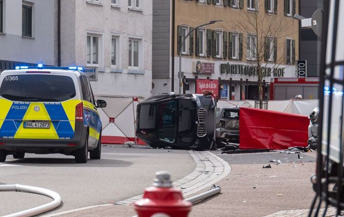 Lastwagen erfasst Mutter und Kind - beide tot