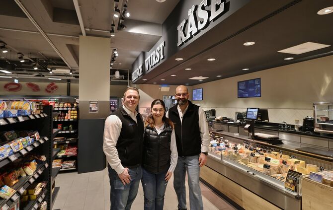 Edeka in der Fronackerstraße Waiblingen: Kai und Lisa Reichert mit Marktleiter Hasan Kücükdogan an der Frischetheke.