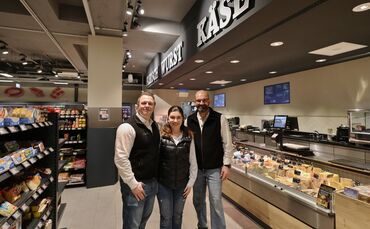 Edeka in der Fronackerstraße Waiblingen: Kai und Lisa Reichert mit Marktleiter Hasan Kücükdogan an der Frischetheke.