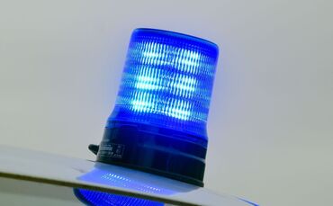 Polizeikräfte sichern bei einer großangelegten Razzia in Süddeutschland Beweismittel im Kampf gegen mutmaßlichen bandenmäßigen D