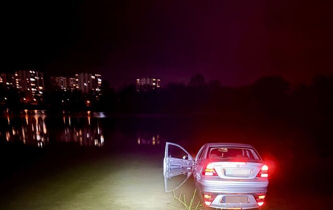Das Auto ist in den See gerollt und dort stehen geblieben.