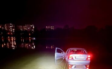 Das Auto ist in den See gerollt und dort stehen geblieben.