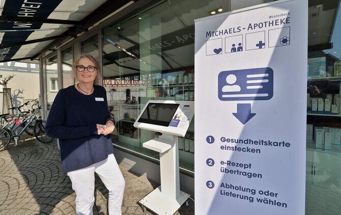 Apothekerin Sigrid Dätsch-Lokies mit ihrem neuen Rezept-Terminal, das E-Rezepte auslesen und Bestellungen entgegennehmen kann.