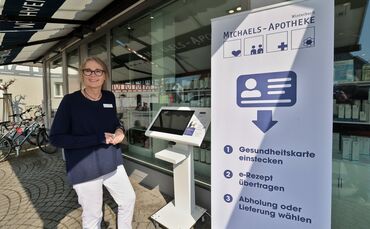 Apothekerin Sigrid Dätsch-Lokies mit ihrem neuen Rezept-Terminal, das E-Rezepte auslesen und Bestellungen entgegennehmen kann.
