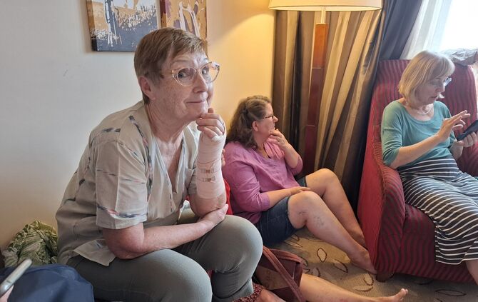 Ingrid Kaesler-Goretzki wartend im Hotel. Sie brach sich bei der zweiwöchigen Indienreise das Handgelenk. Ein baldiger Rückflug