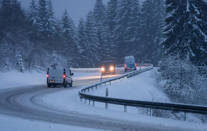Das Winterwetter im Schwarzwald sorgt für glatte Straßen und im Schnee feststeckende Fahrzeuge.