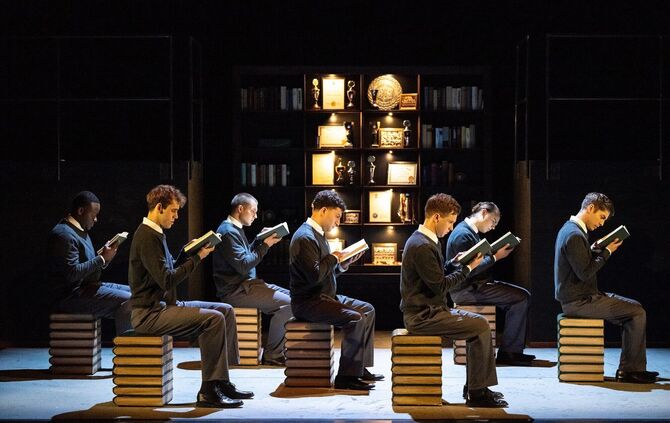 Szene aus „Der Club der toten Dichter" des Altonaer Theaters Hamburg.