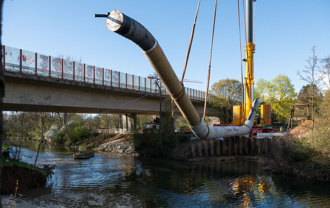 Mit einem Autokran wurde der 53 Tonnen schwere Düker angehoben und in der Rems versenkt.