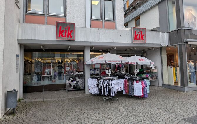 Die Kik-Filiale befindet sich in der Winterbacher Ortsmitte zwischen Bäckerei Maurer und Modehaus Raithle.