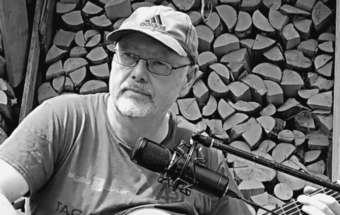 Liedermacher Jürgen Fischle setzt auf Gitarre und schwäbische Mundart.