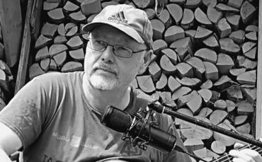 Liedermacher Jürgen Fischle setzt auf Gitarre und schwäbische Mundart.