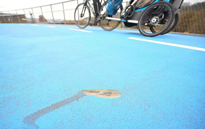 Loch in Fahrradbrücke in Tübingen