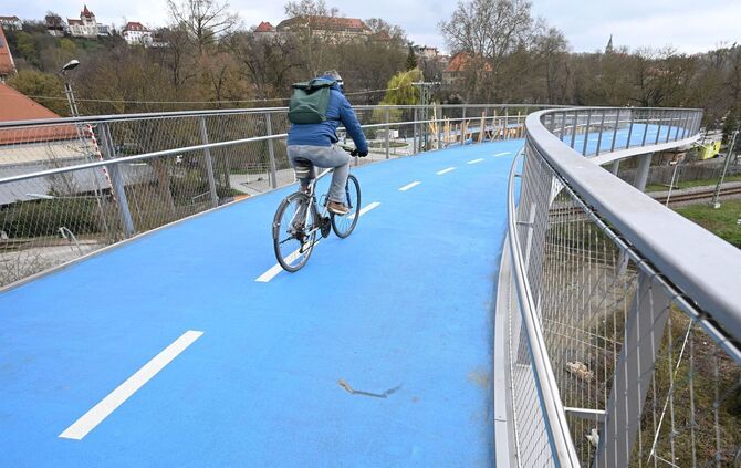 Loch in Fahrradbrücke in Tübingen